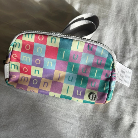 🆕🌈 Lululemon Everywhere Belt Bag Checkered Moment Mini Multi Vapour - Picture 1 of 8